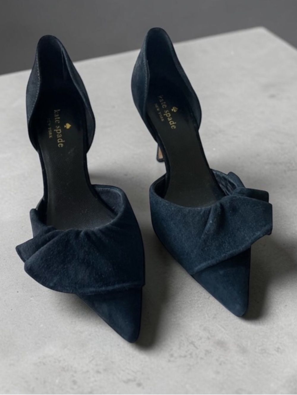 KATE SPADE NEW YORK BLACK RUFFLE SUEDE D’ORSAY HEELS PUMPS
